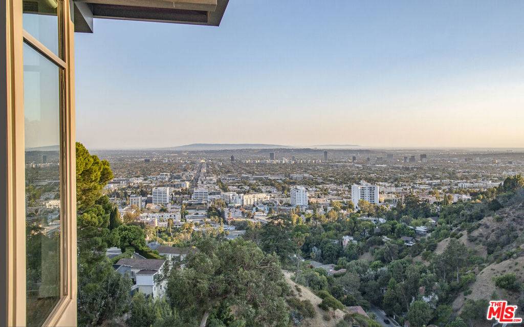 Los Angeles, CA 90068,2178 Castilian DR