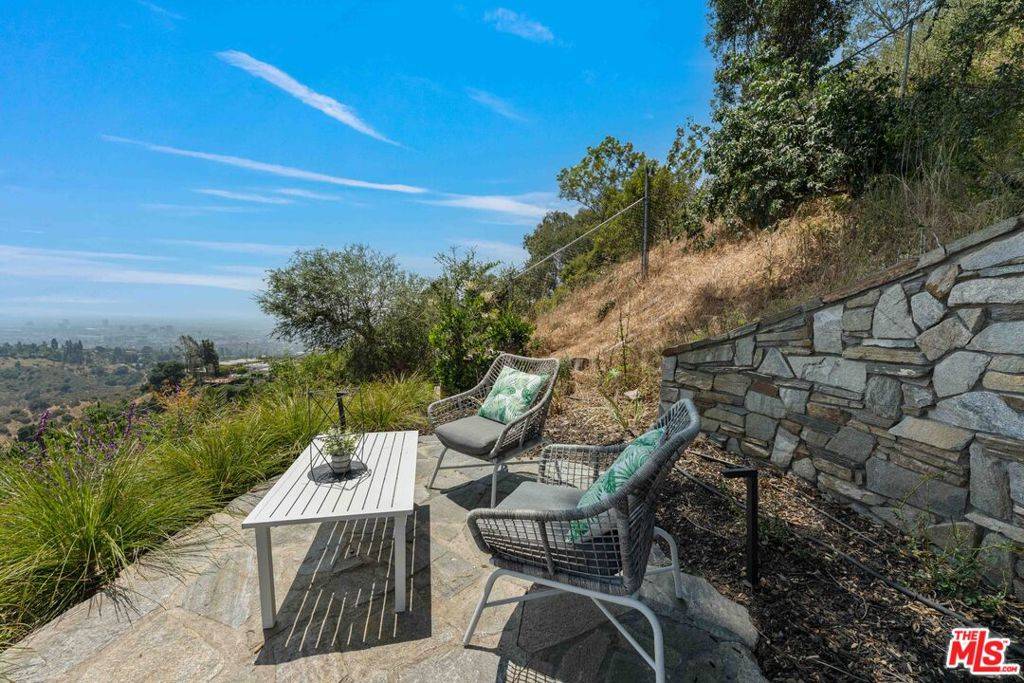 Beverly Hills, CA 90210,1666 Summitridge
