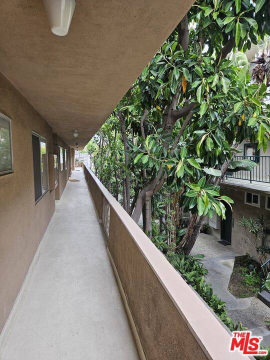 Los Angeles, CA 90049,11924 Montana AVE #9