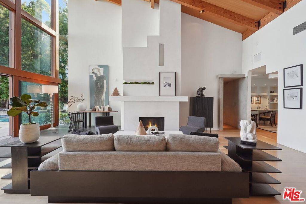 Los Angeles, CA 90077,2238 Stradella RD
