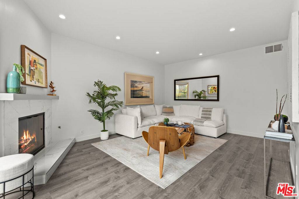 Playa Del Rey, CA 90293,8110 Manitoba ST #106