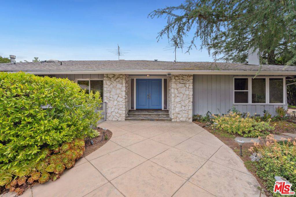 Encino, CA 91436,15901 High Knoll RD