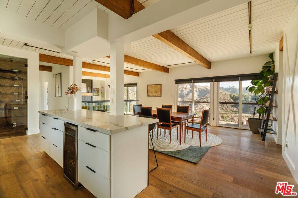 Los Angeles, CA 90068,2832 Hollyridge DR