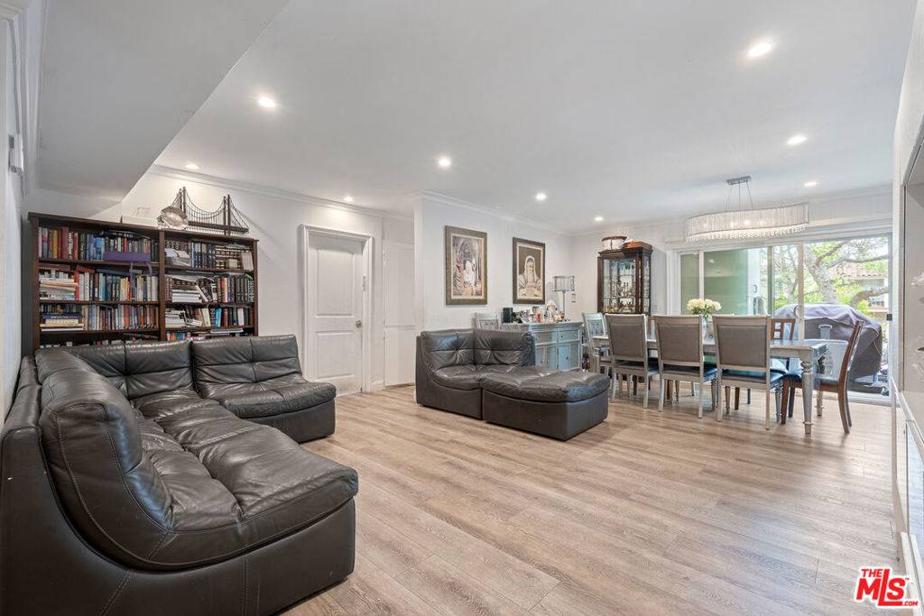 Beverly Hills, CA 90212,423 S Rexford DR #106