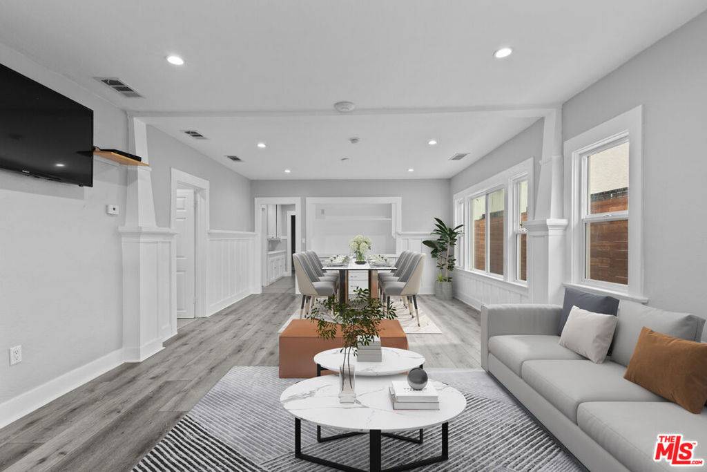 Los Angeles, CA 90062,5206 S St Andrews PL