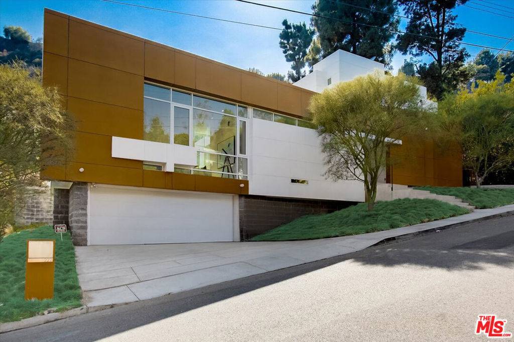 Beverly Hills, CA 90210,2271 Betty LN