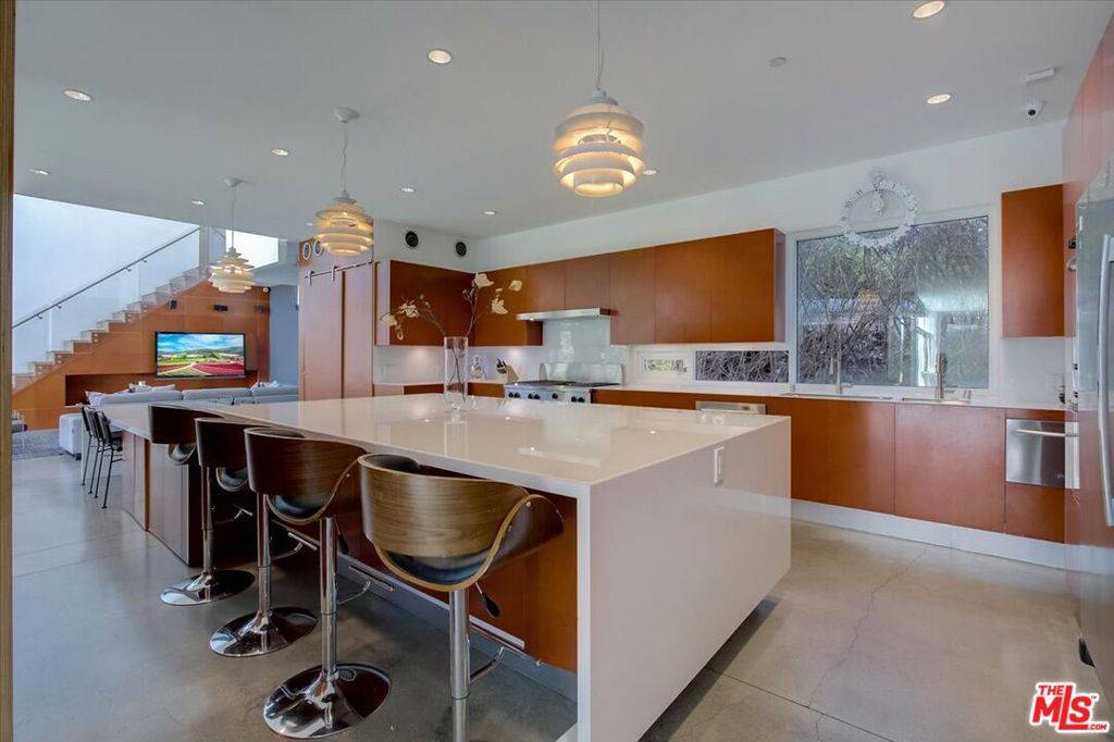 Beverly Hills, CA 90210,2271 Betty LN