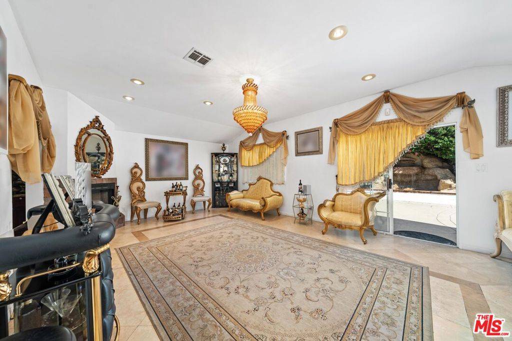 Tarzana, CA 91356,5210 Etiwanda AVE