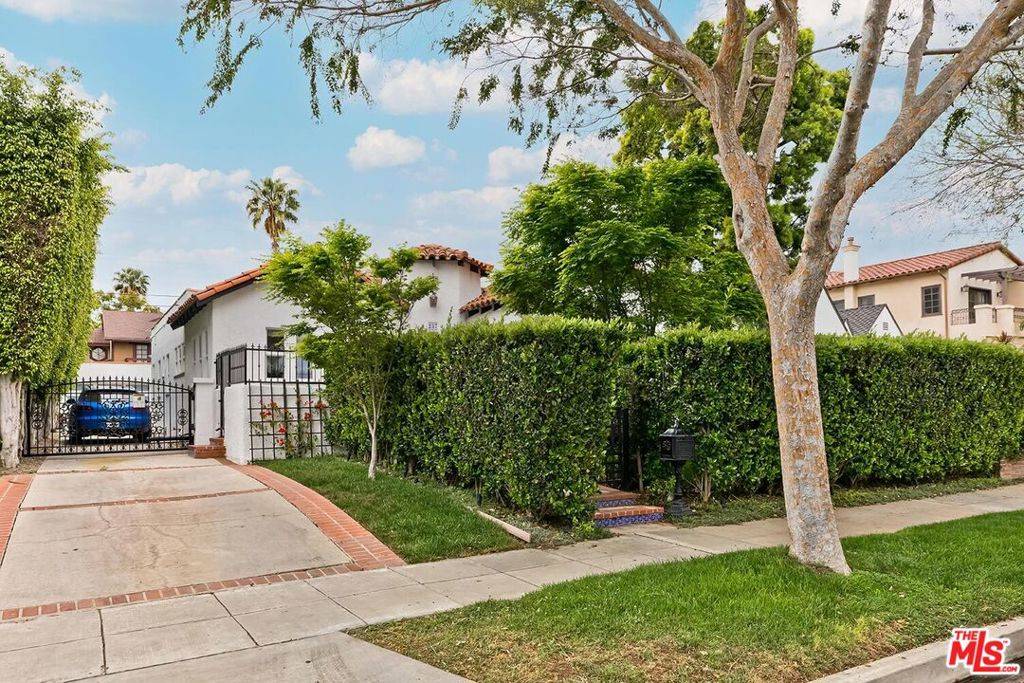 Beverly Hills, CA 90211,237 S Almont DR
