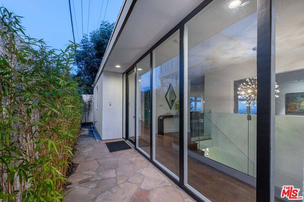 Los Angeles, CA 90069,8450 Carlton WAY