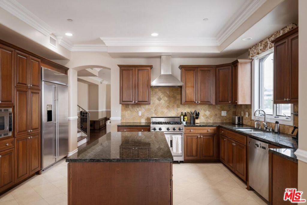 Beverly Hills, CA 90212,132 S Crescent DR #403
