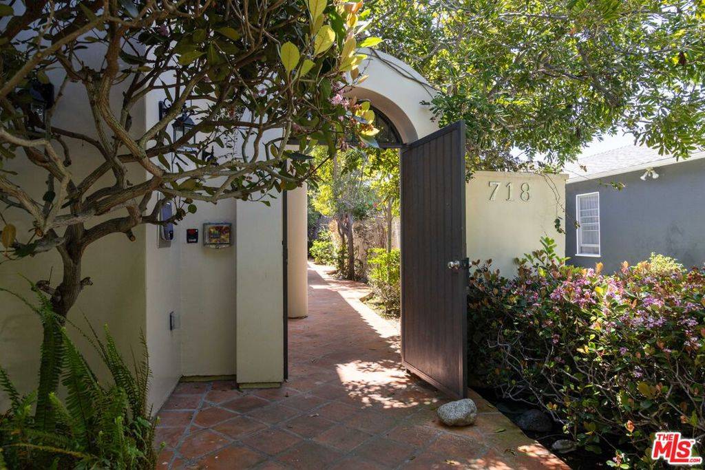 Santa Monica, CA 90402,718 Lincoln BLVD #2