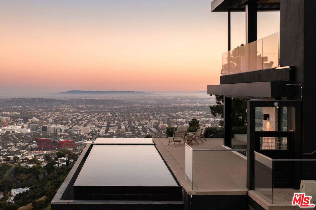 Los Angeles, CA 90069,1616 Blue Jay WAY