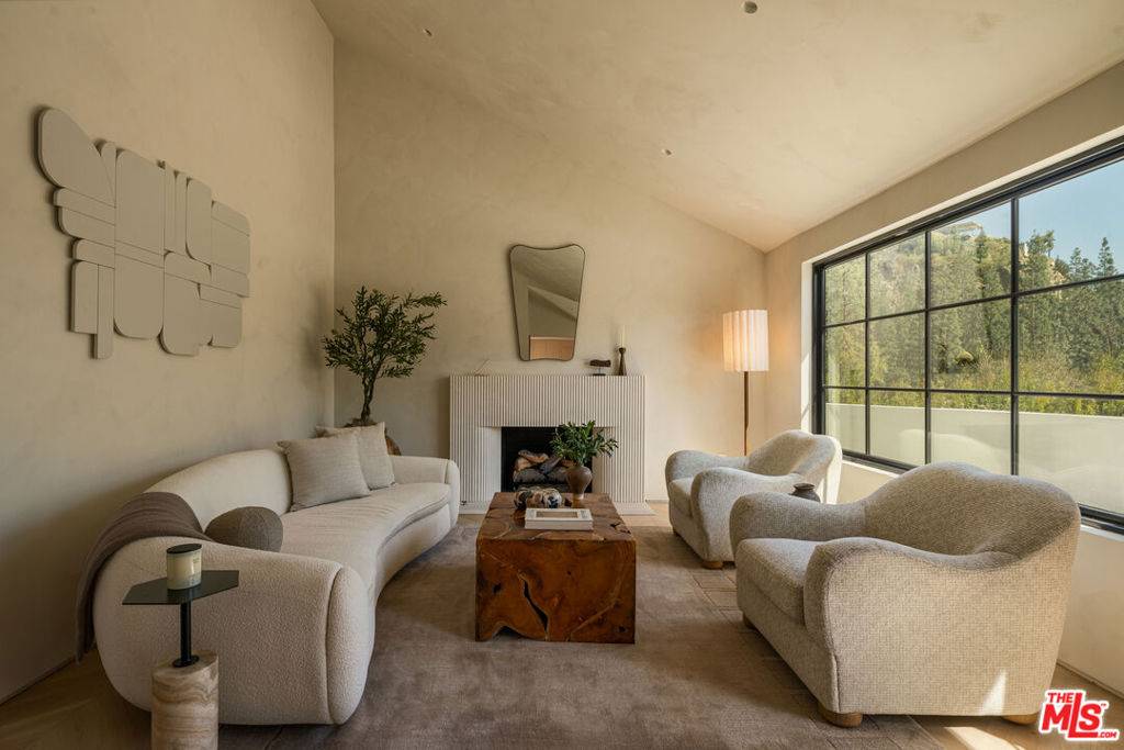 Los Angeles, CA 90069,8353 Sunset View DR