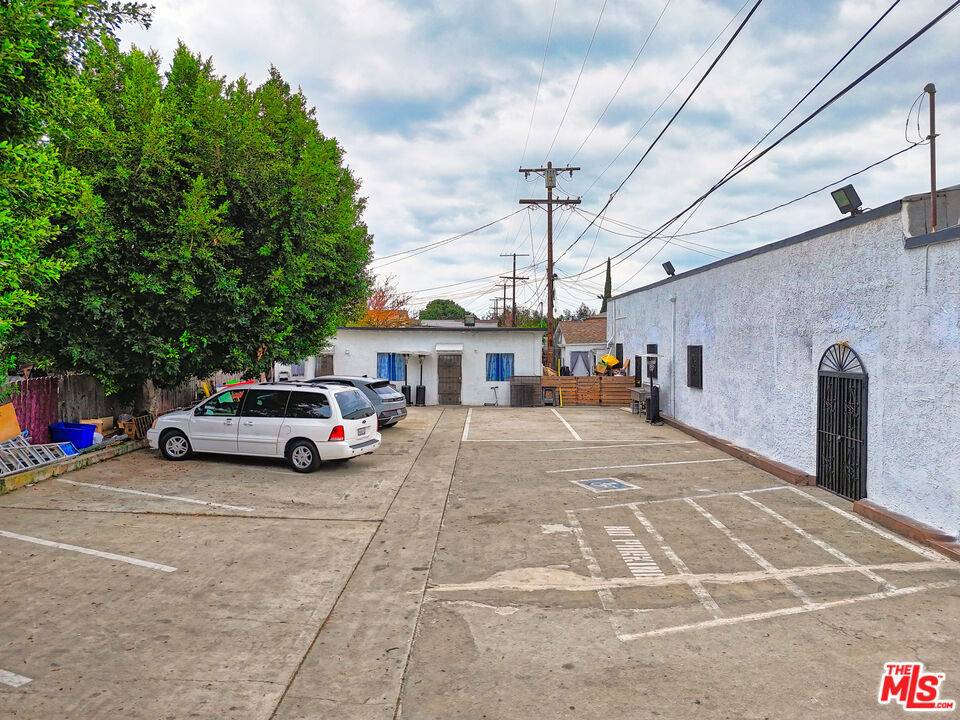 Los Angeles, CA 90003,6617 S San Pedro ST