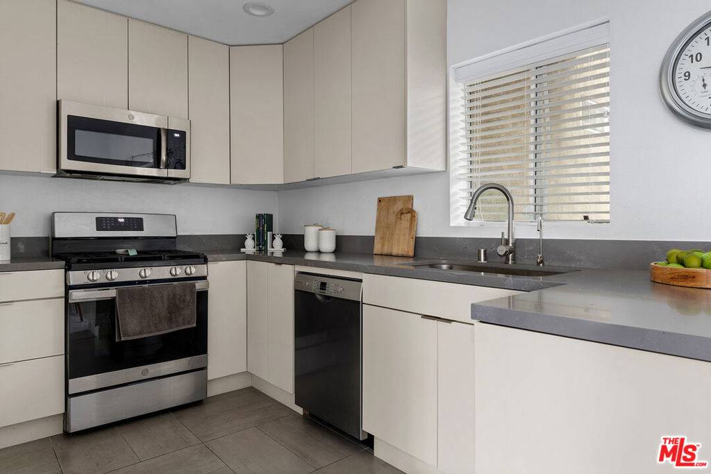 Sherman Oaks, CA 91423,4301 Fulton AVE #305