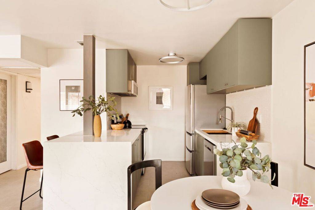 West Hollywood, CA 90069,970 Palm AVE #207