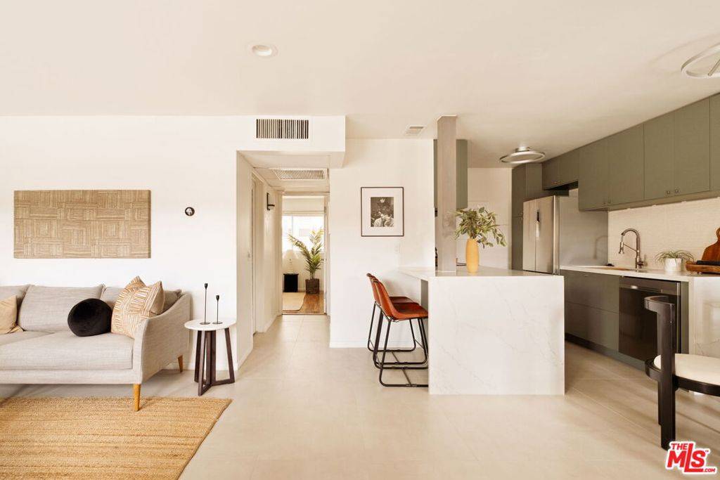 West Hollywood, CA 90069,970 Palm AVE #207