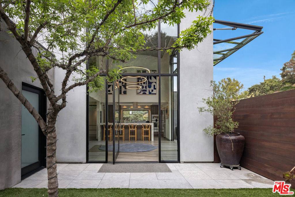 Los Angeles, CA 90068,5751 Valley Oak DR