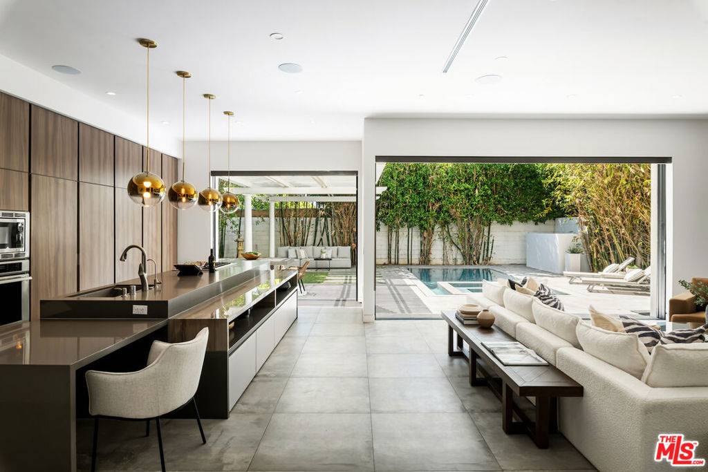 Los Angeles, CA 90038,833 N Cherokee AVE