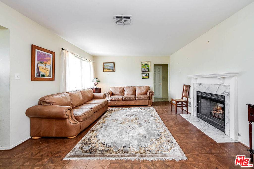 Toluca Lake, CA 91602,10355 Camarillo ST