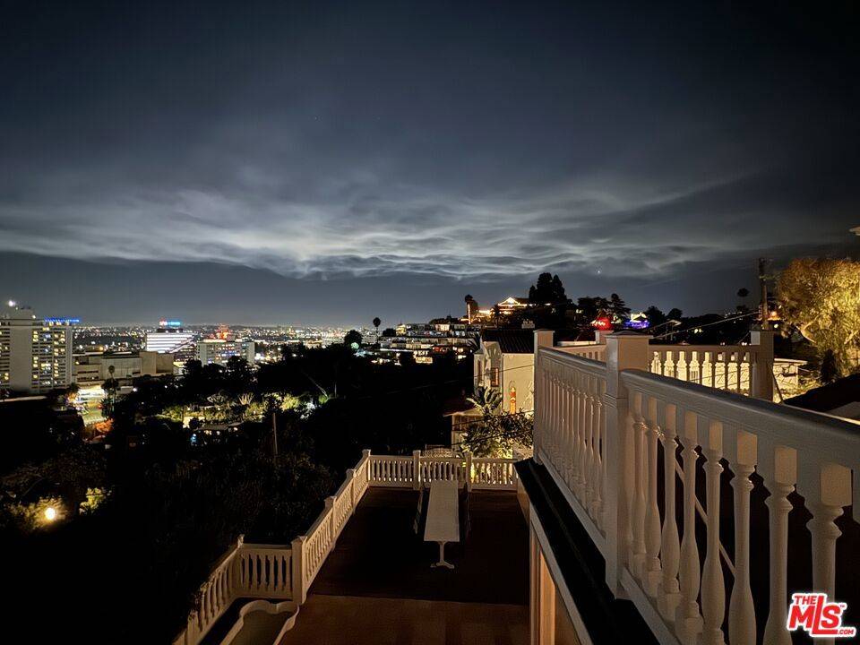 Los Angeles, CA 90068,2002 Hillcrest RD