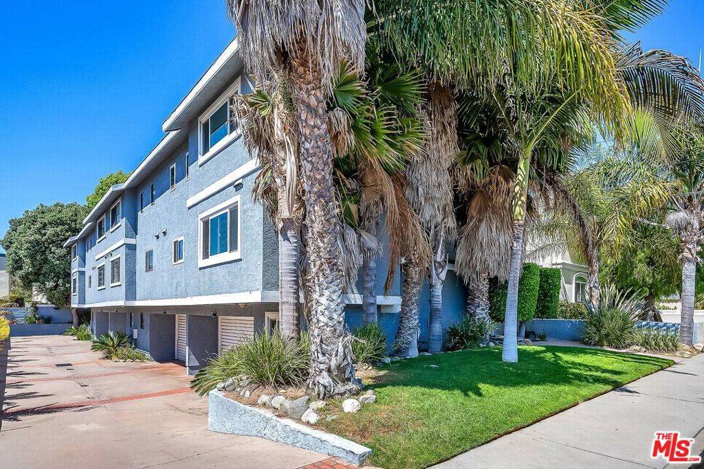 Redondo Beach, CA 90278,2611 Carnegie LN #3