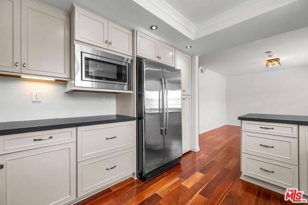 Redondo Beach, CA 90278,2611 Carnegie LN #3