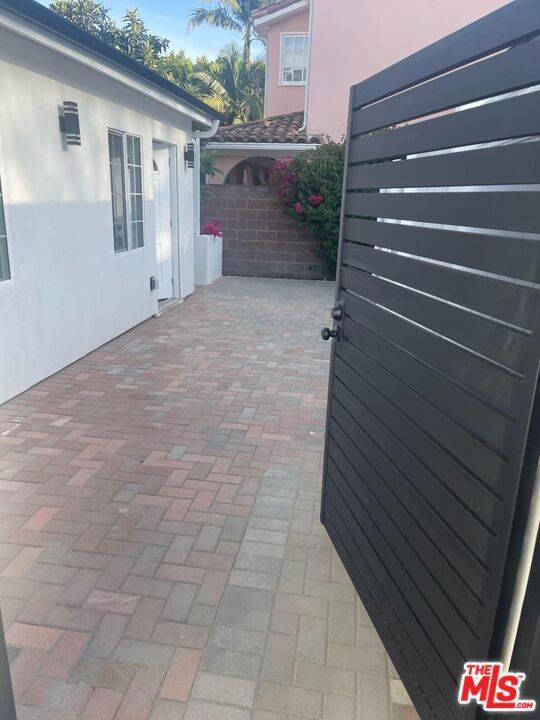 Sherman Oaks, CA 91423,4522 Mammoth AVE