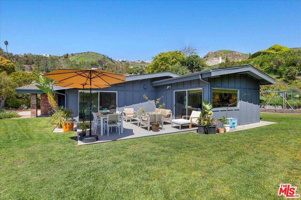 Pacific Palisades, CA 90272,16633 Bienveneda PL