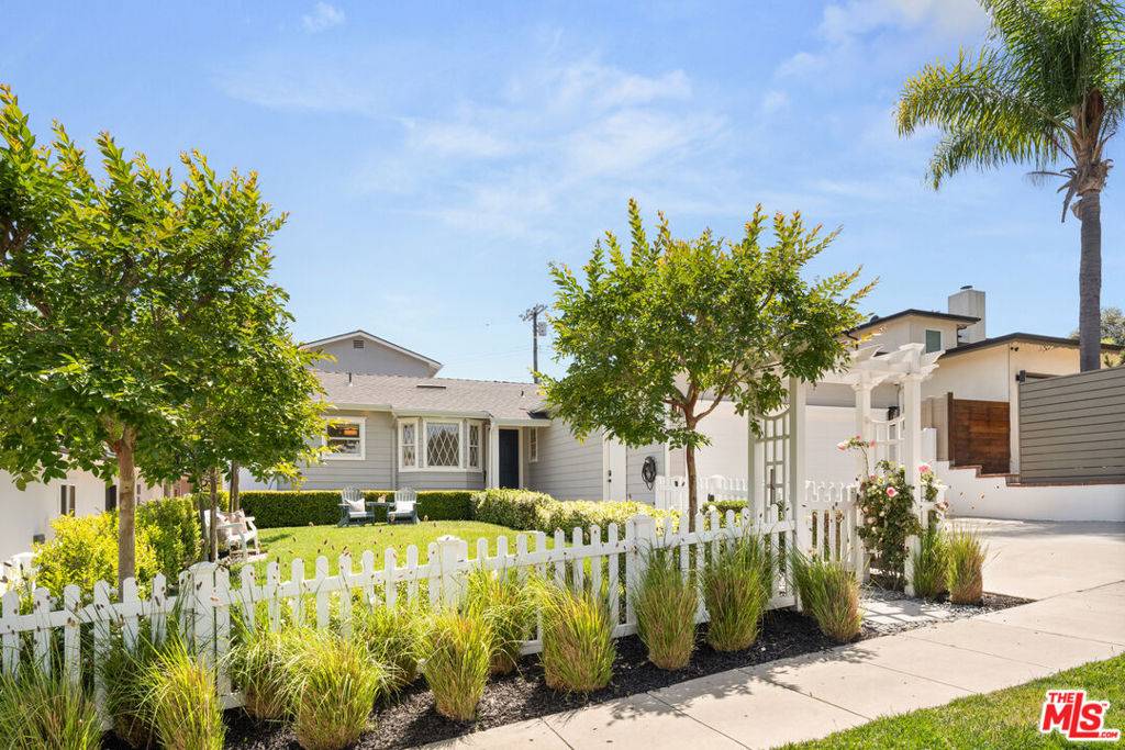 Los Angeles, CA 90045,7322 W 91st ST