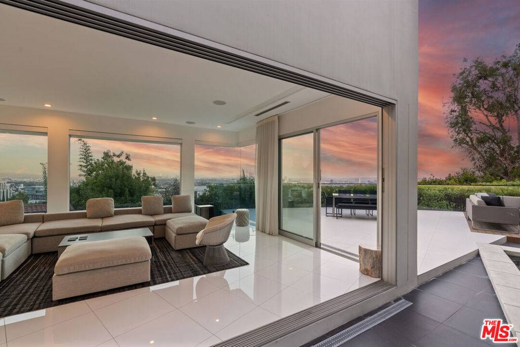 Los Angeles, CA 90069,1377 Miller PL
