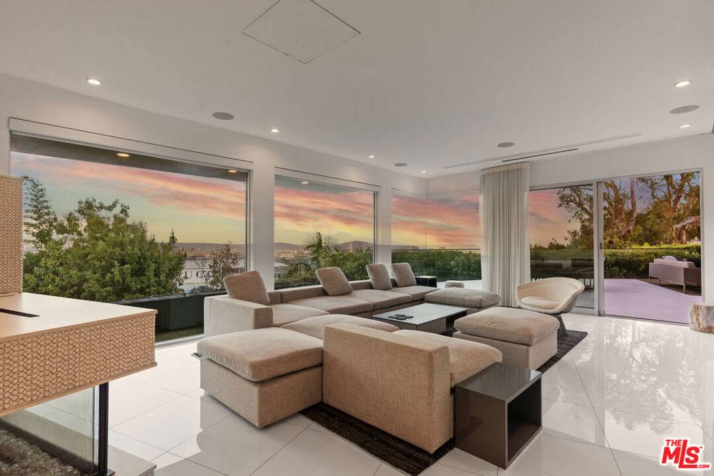 Los Angeles, CA 90069,1377 Miller PL
