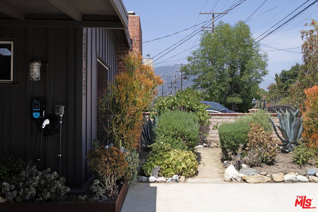 Sunland, CA 91040,10623 Woodward AVE
