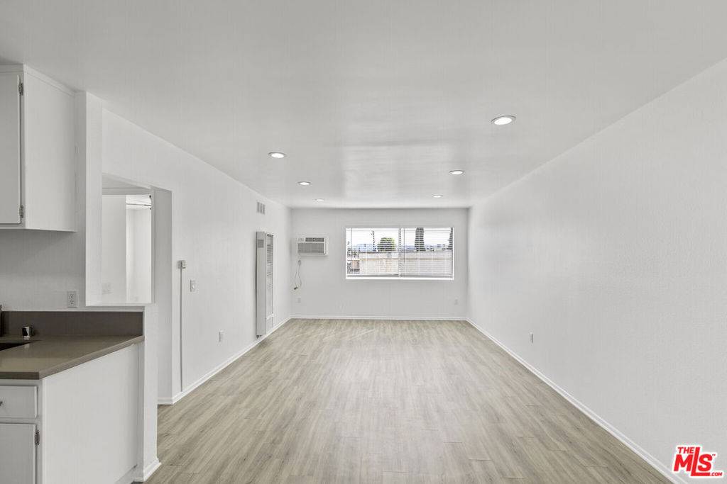 Van Nuys, CA 91406,15314 Gault ST #209