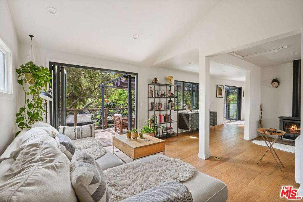 Topanga, CA 90290,19817 Montau DR