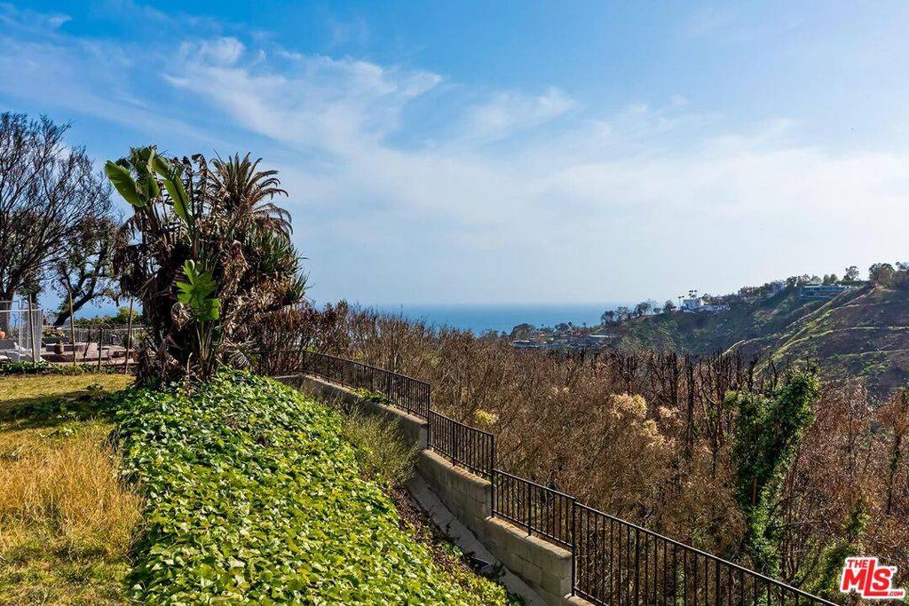 Pacific Palisades, CA 90272,917 Enchanted WAY