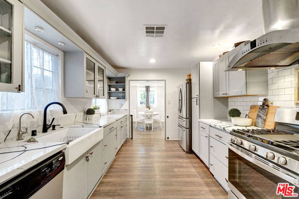 Van Nuys, CA 91411,6230 Peach AVE
