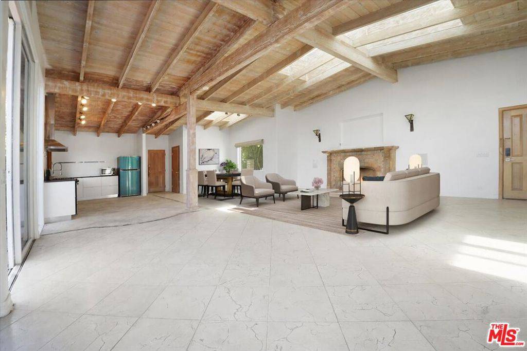 Los Angeles, CA 90049,960 N Tigertail RD
