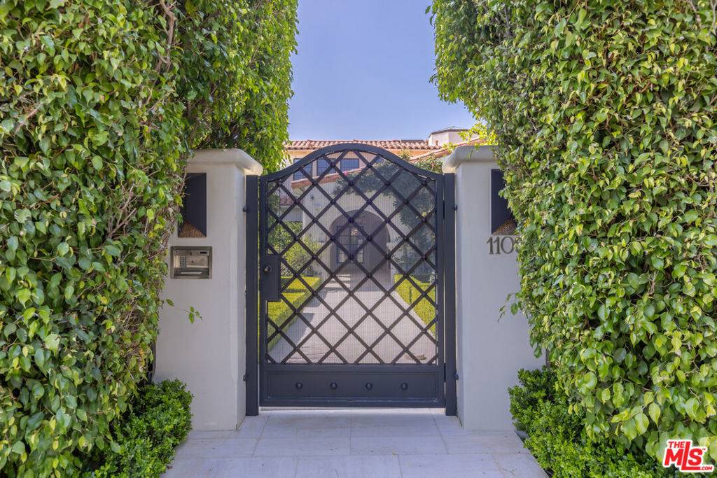 Beverly Hills, CA 90210,1109 TOWER RD