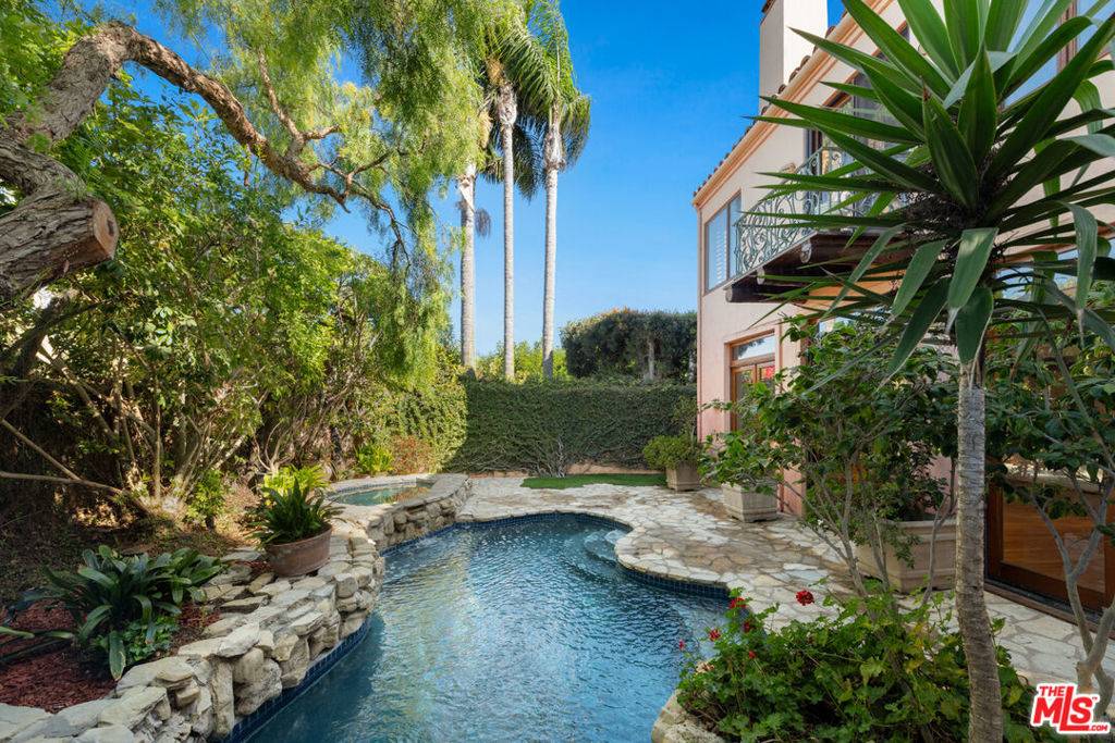 Malibu, CA 90265,23351 Malibu Colony RD #108a
