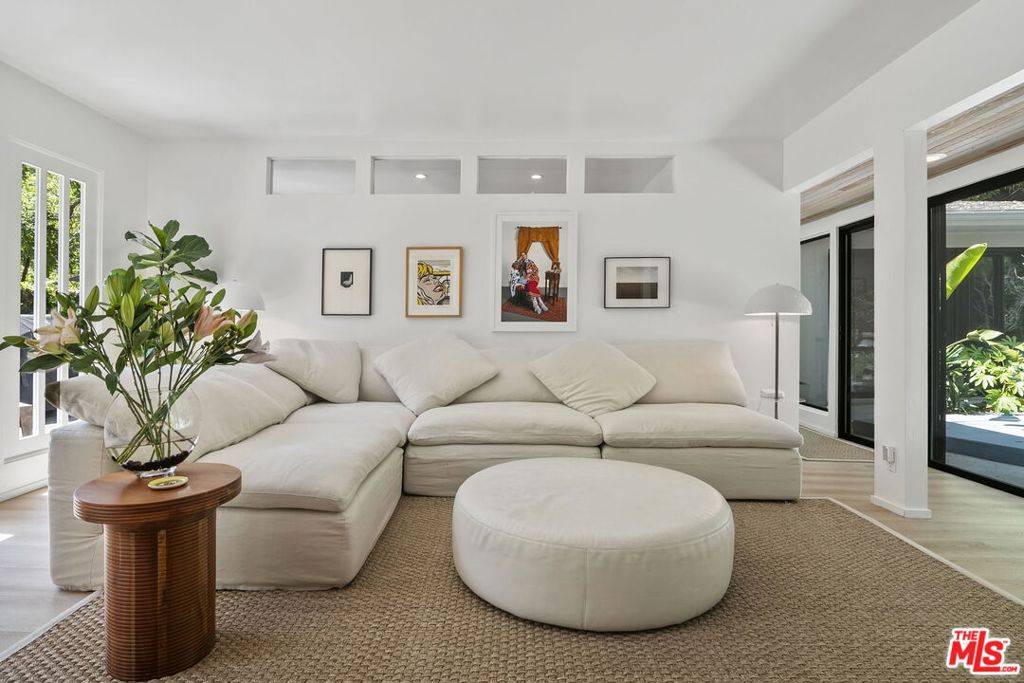 Pacific Palisades, CA 90272,747 Brooktree RD