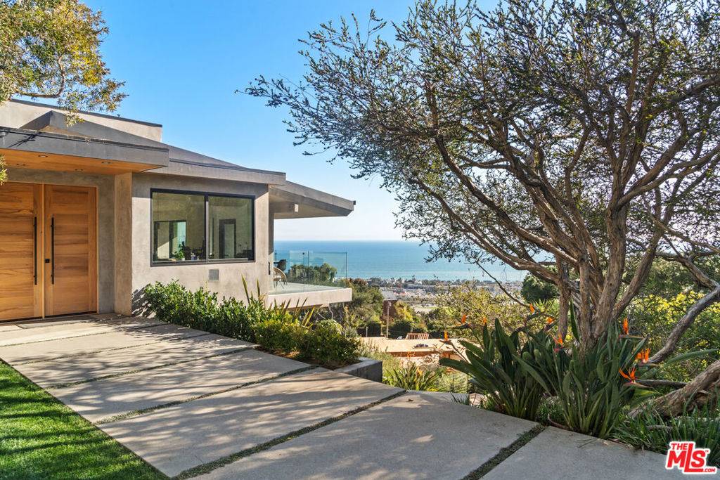 Malibu, CA 90265,23812 Malibu Crest DR