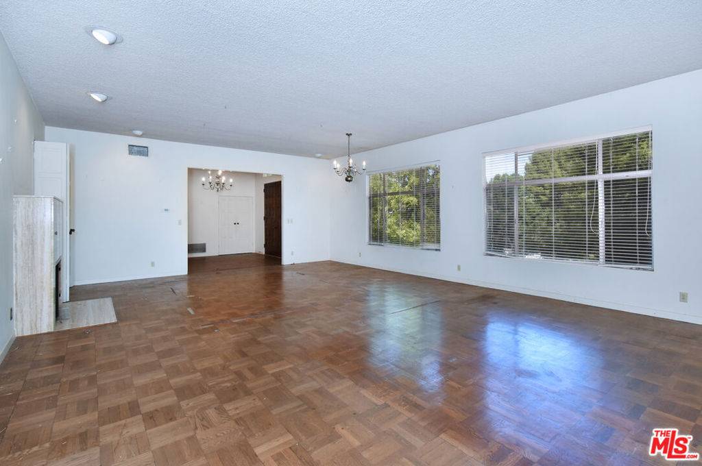Encino, CA 91436,16050 Royal Mount DR