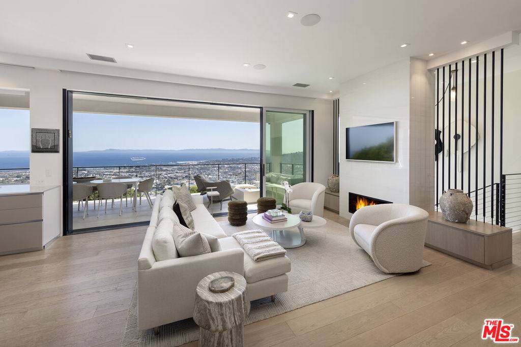 Santa Barbara, CA 93103,945 Arbolado RD