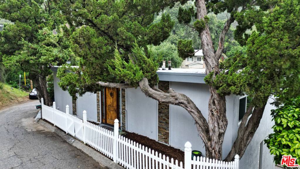 Tujunga, CA 91042,7083 Highcliff TRL