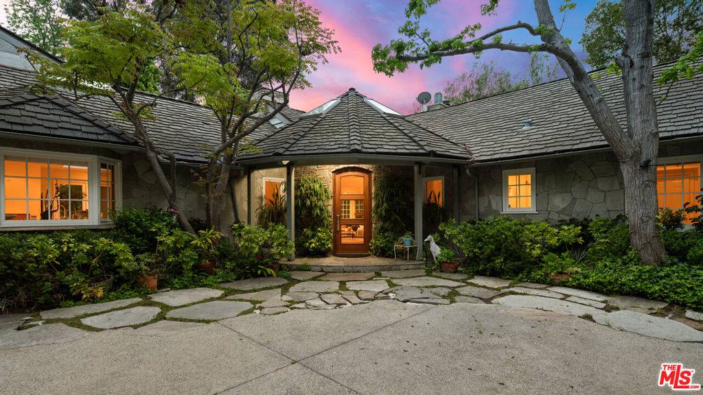 Beverly Hills, CA 90210,2576 Benedict Canyon DR