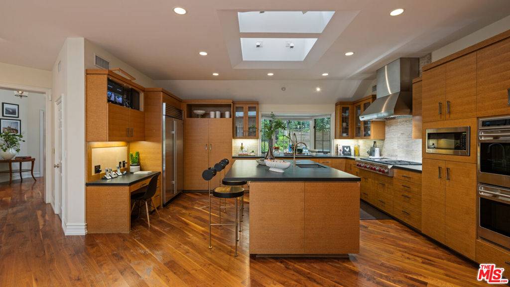Beverly Hills, CA 90210,2576 Benedict Canyon DR