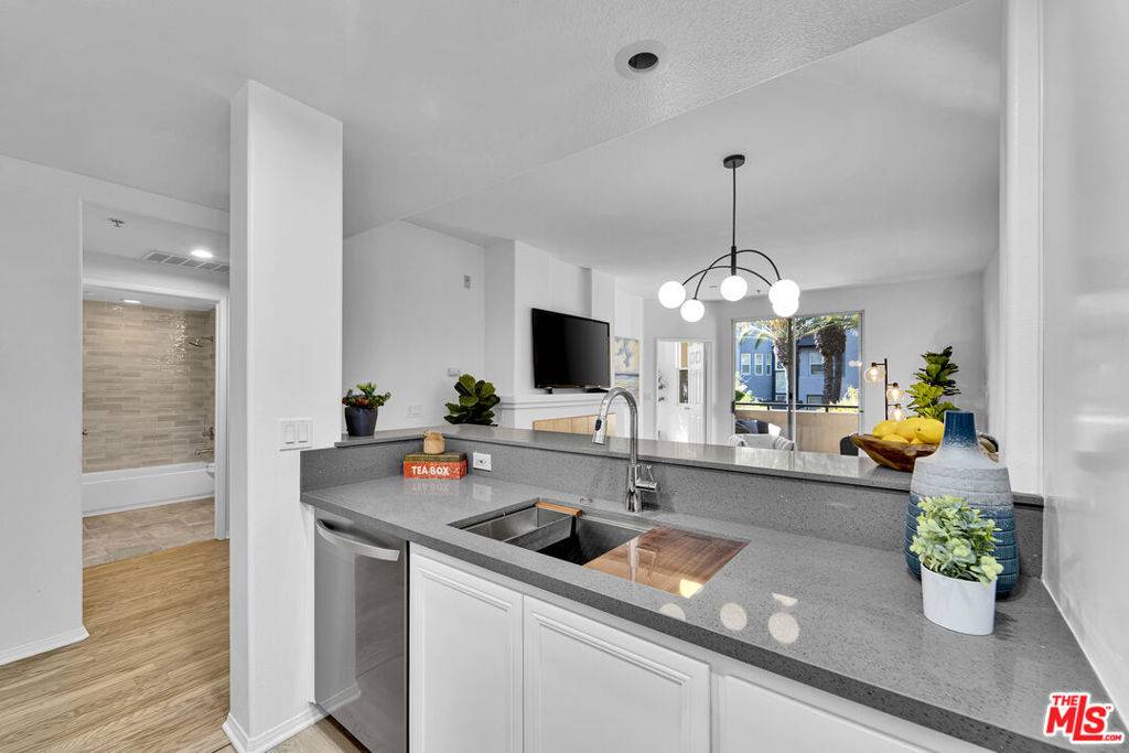 Playa Vista, CA 90094,13075 Pacific #219