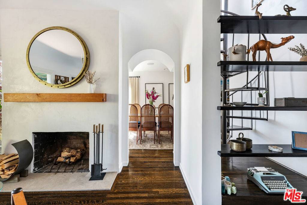 Los Angeles, CA 90069,8272 Marmont LN